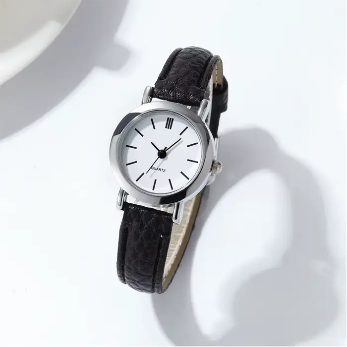 Mode petit cadran femmes montres bracelet en cuir décontracté montre à Quartz