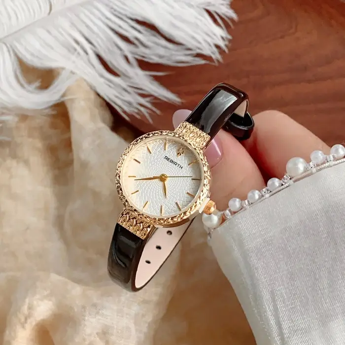 Montre KCALOE Femmes Bracelet Cuir Fin Cadran Rond Simple Quartz Occasions Spéciales