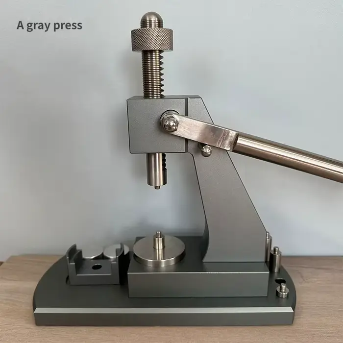 Machine de sertissage universelle robuste pour la réparation de montres, pour le sertissage des fond