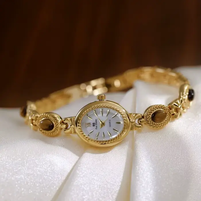 Montre-bracelet élégante pour femmes en laiton avec bracelet en acier au tungstène couleur Melard exquise pour occasions spéciales