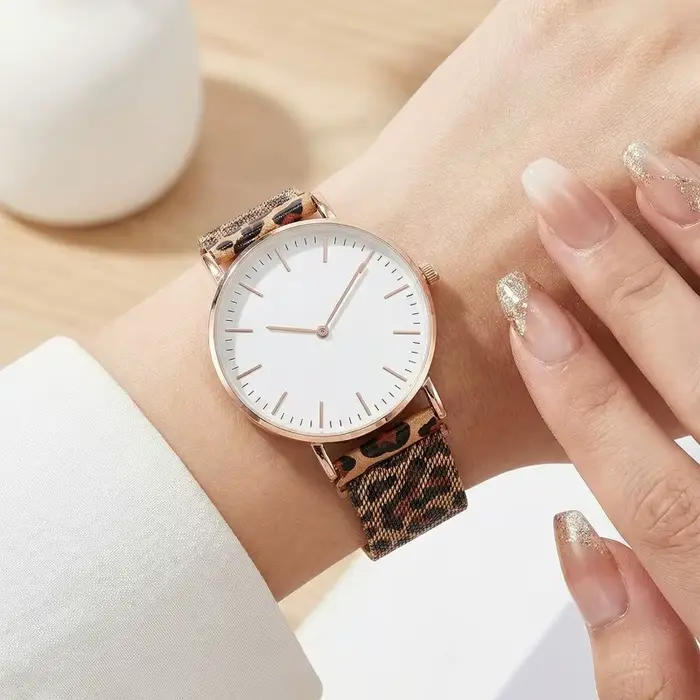Montre femme ultra-fine motif léopard bracelet en maille acier inoxydable fermoir magnétique pour femmes occasions quotidiennes professionnelles et détente