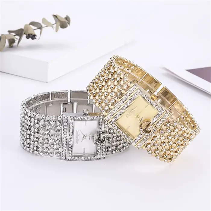 Montres carrées simples en or pour femmes