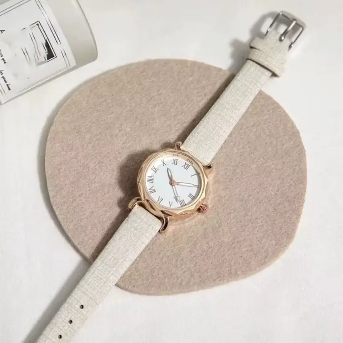 Montre-bracelet élégante pour femmes en plastique avec bracelet réglable en faux cuir pour étudiantes et usages quotidiens