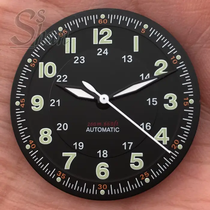 Le cadran de montre de style aviateur classique de 29 mm est serti de chiffres arabes, adapté aux mo