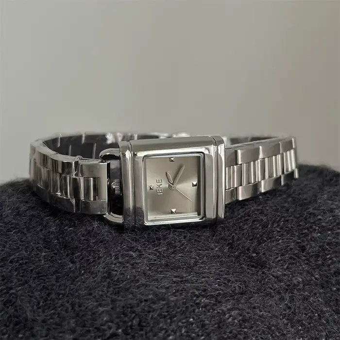 Montre élégante pour femme style vintage avec finition dorée et mouvement quartz pour femmes occasions spéciales