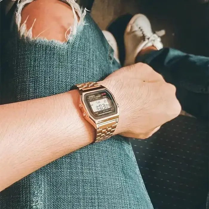 Montre numérique à quartz étanche pour hommes et femmes