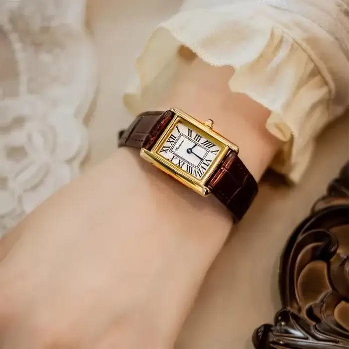 Montre rectangulaire pour femmes Simple rétro cuir romain tempérament affaires lumière luxe Niche dames montres Relógio Feminino