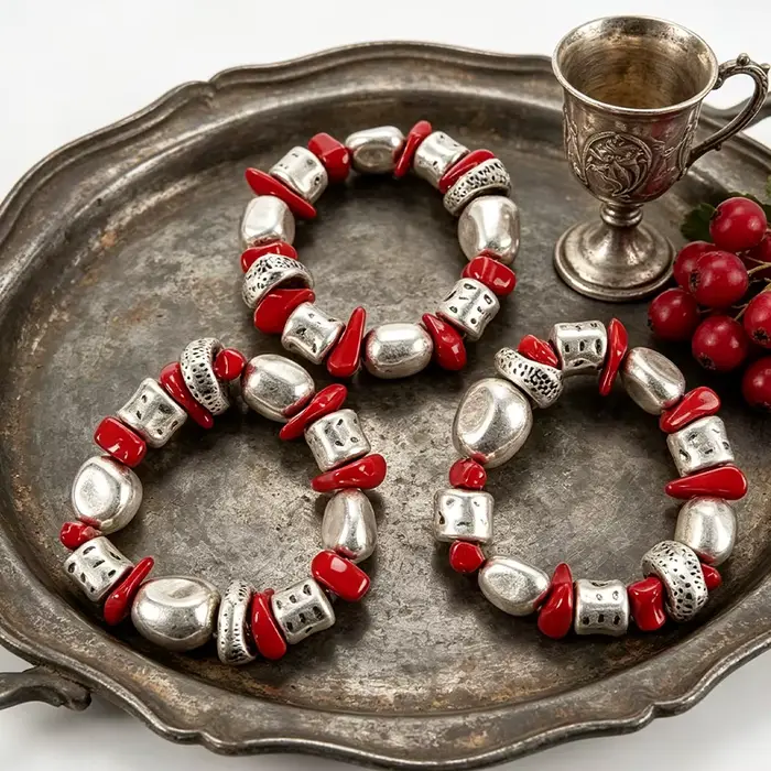 Ensemble de bracelets rouges et argentés vieillis