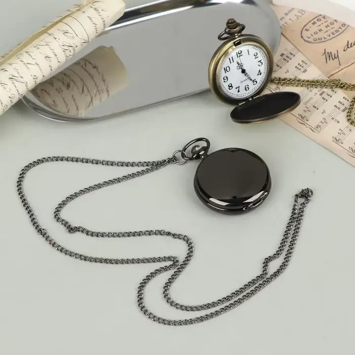 Montre de poche rétro classique avec cadran numérique simple chaîne à suspendre et couvercle rabattable pour femmes et hommes occasions spéciales
