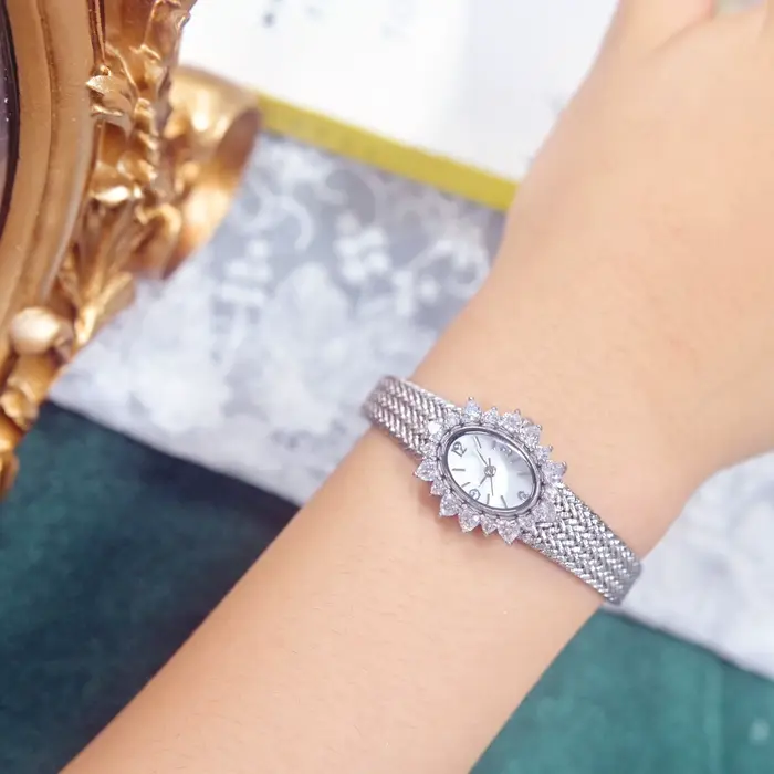 Montre à quartz en laiton plaqué or 24 carats pour femme