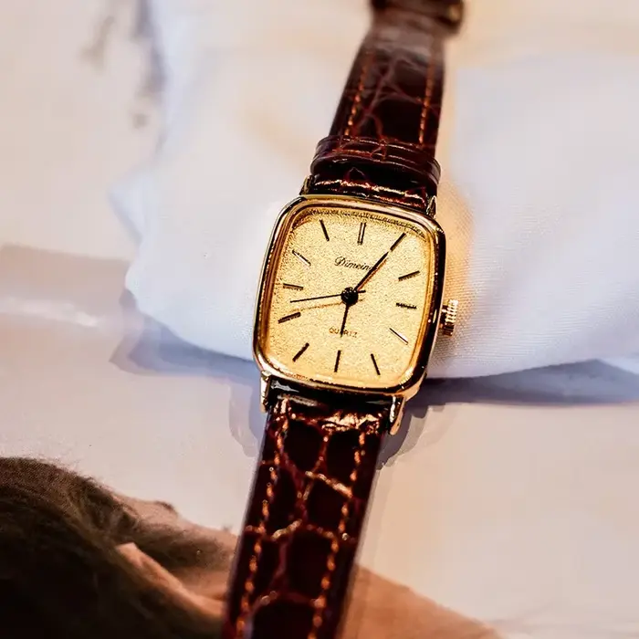 Dimeina femmes montre à Quartz de haute qualité forme ovale Orologio luxe or acier inoxydable horlog