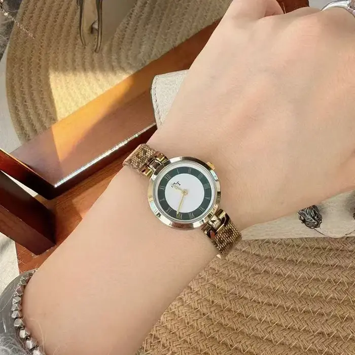 Montre pour femme avec imprimé léopard et cadran vintage décontracté pour toutes les occasions
