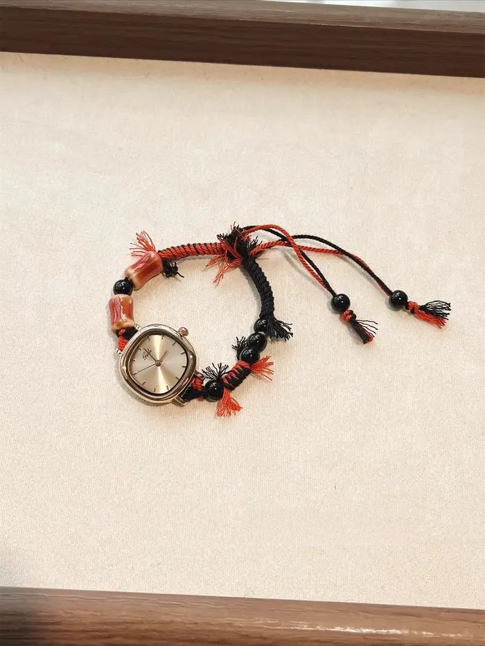 Montre au design créatif pour femme : luxe léger