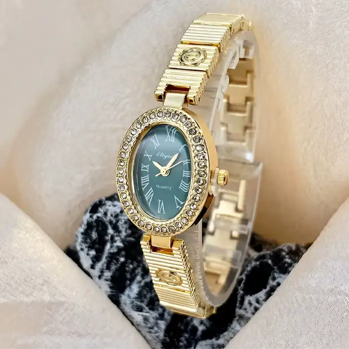 Montre élégante ovale pour femme avec lunette sertie de diamants et bracelet E-Design