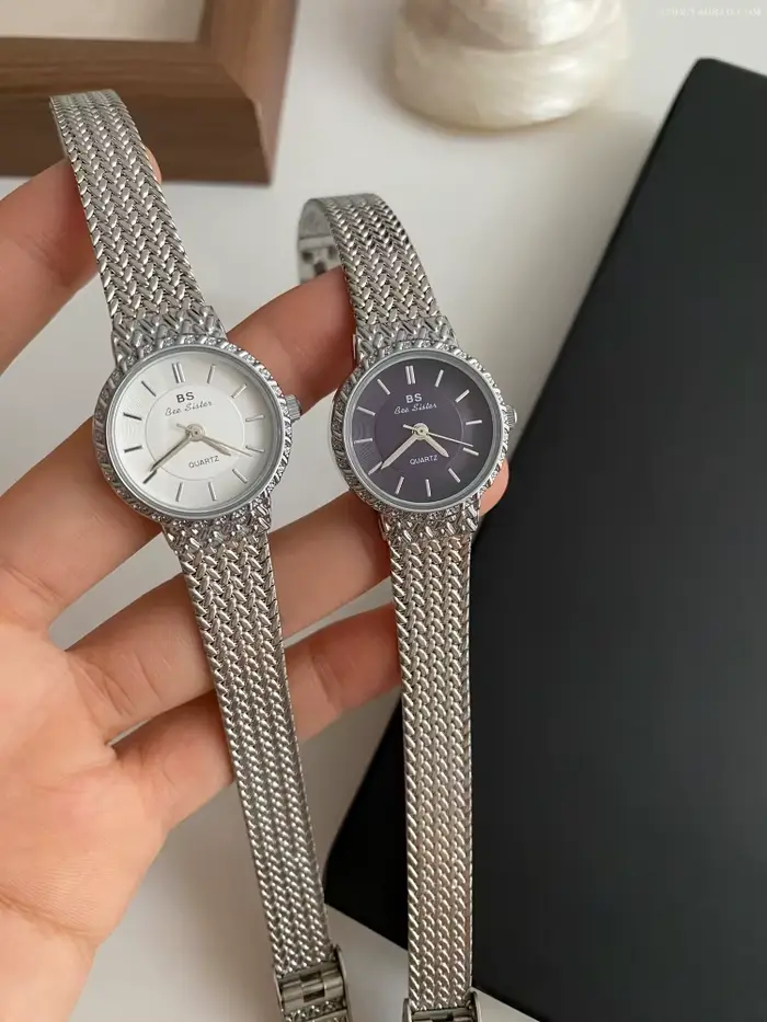 Montre dorée élégante pour femme résistante à l'eau et adaptée à toutes les occasions de style fashion et casual