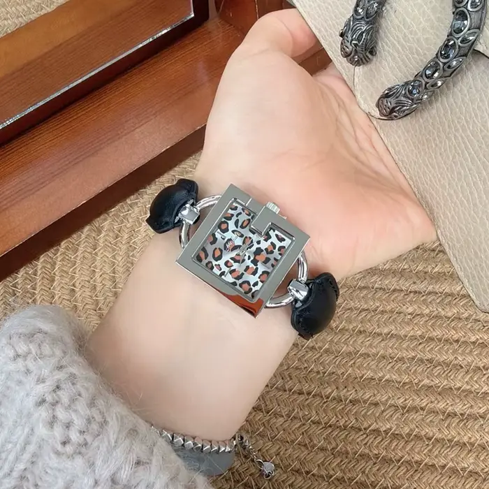 Montre-bracelet à cadran carré de style coréen