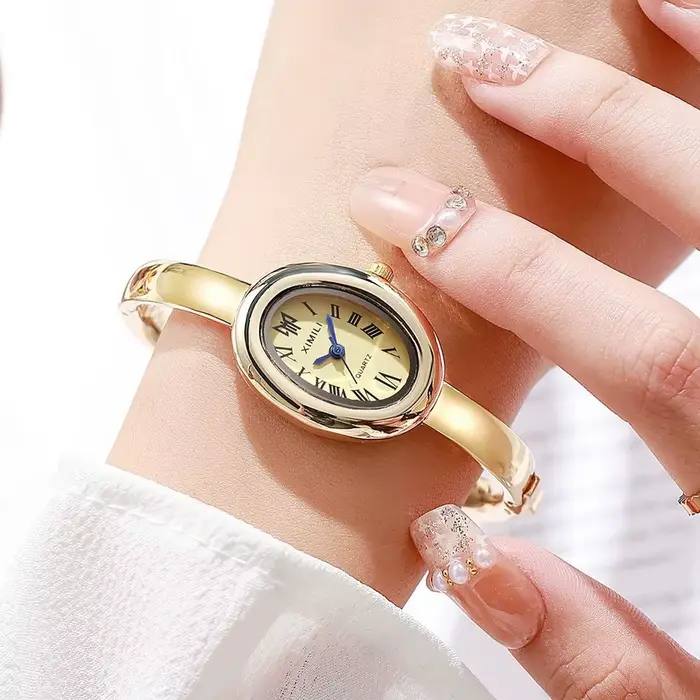Montre bracelet vintage à cadran ovale