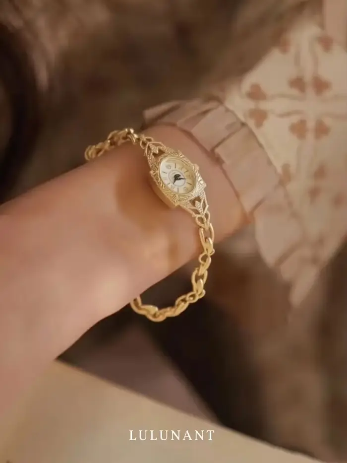 Montre rétro luxueuse résistante à l'eau pour femmes occasions spéciales quartz bracelet laiton plaqué or