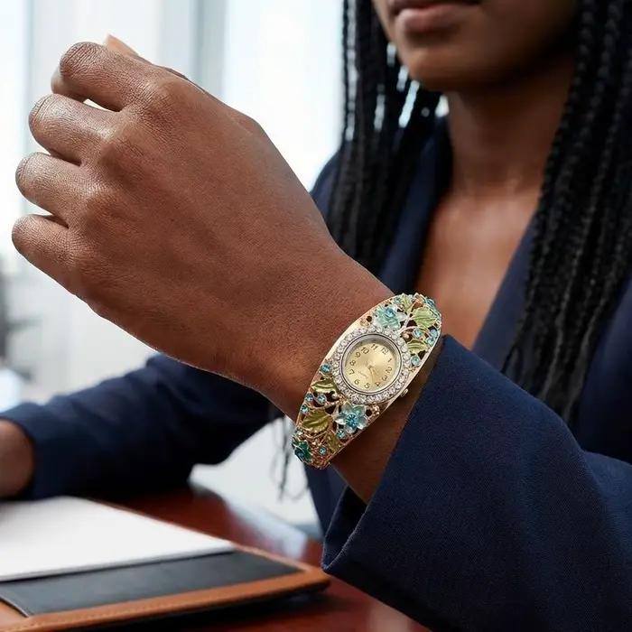 Montre à cadran rond motif fleur et papillon