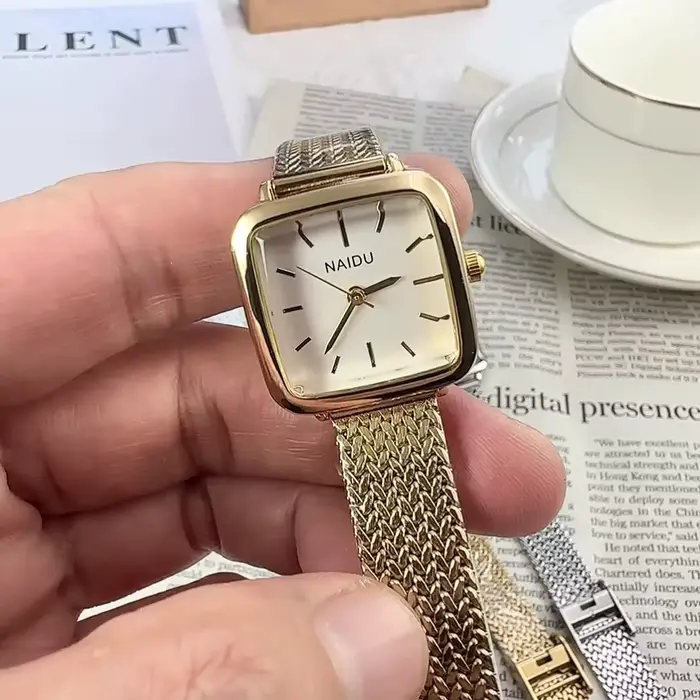Montre élégante et moderne pour femme avec mouvement quartz et boîtier carré occasions spéciales