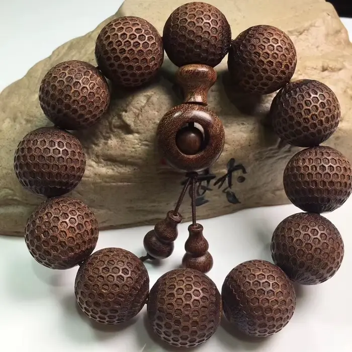 Bracelet en bois de santal doré