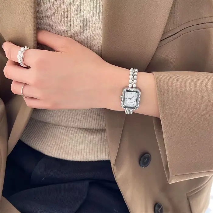 Montre-bracelet carrée pour femme avec mouvement quartz, design vintage et fonction chronomètre pour occasions spéciales et tenues casual