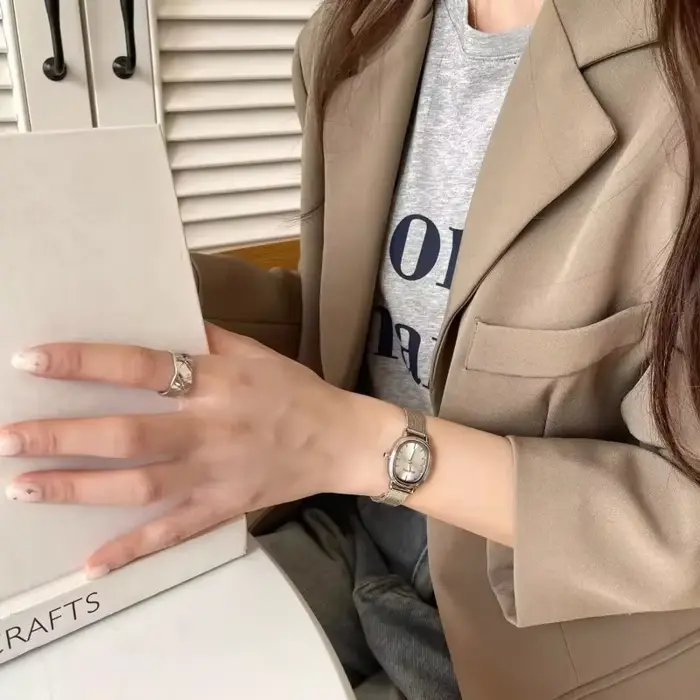 Montre verte simple en acier inoxydable pour femmes avec bracelet ajustable pour occasions spéciales et cadeaux d'anniversaire