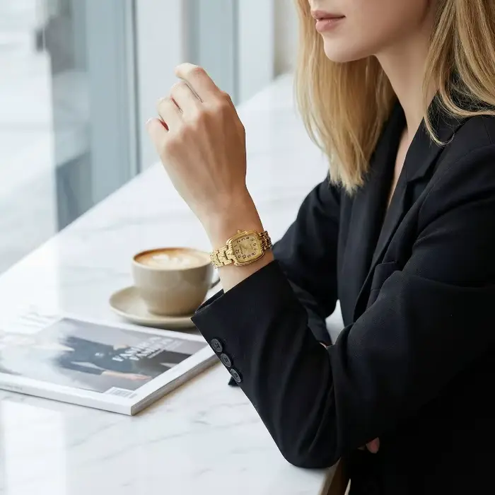 Montre femme tendance, marque de luxe légère