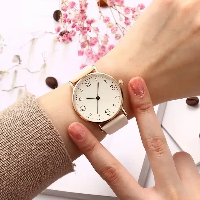 Nouvelles femmes montres dames décontracté chiffres arabes en cuir analogique montre à Quartz
