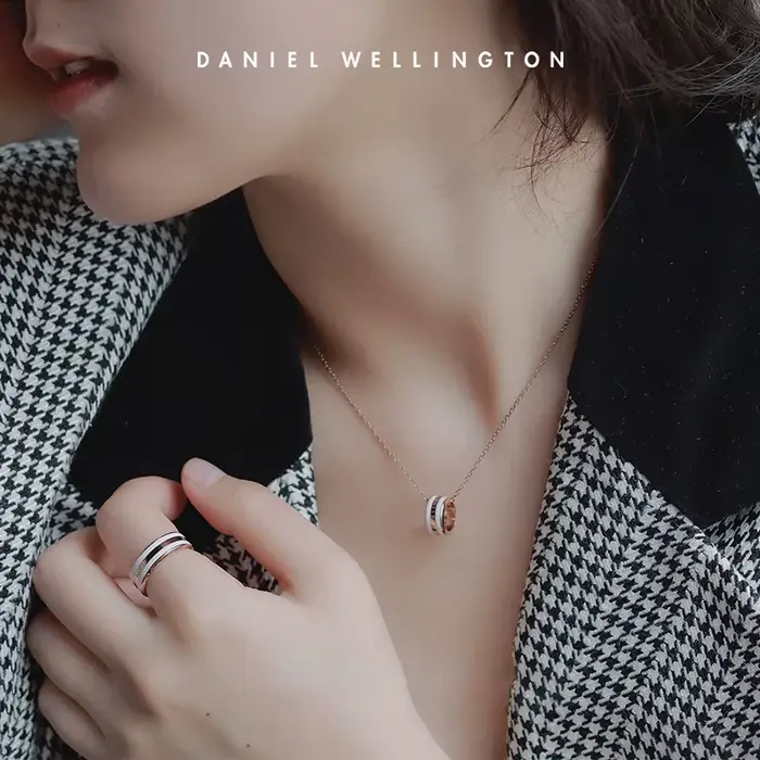 Collier Emalie Daniel Wellington en or rose avec pendentif en émail noir pour femmes occasions spéciales