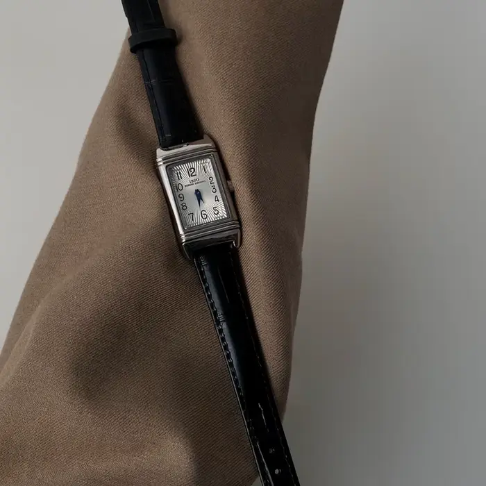 Nouvelle montre à quartz rétro carrée pour femme avec boîtier réversible et bracelet en cuir