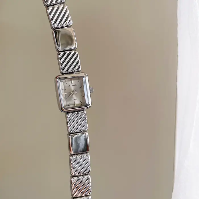 Montre rétro carrée en or pour femmes élégante avec bracelet carré de luxe quartz haute qualité cadeau pour femmes occasions spéciales