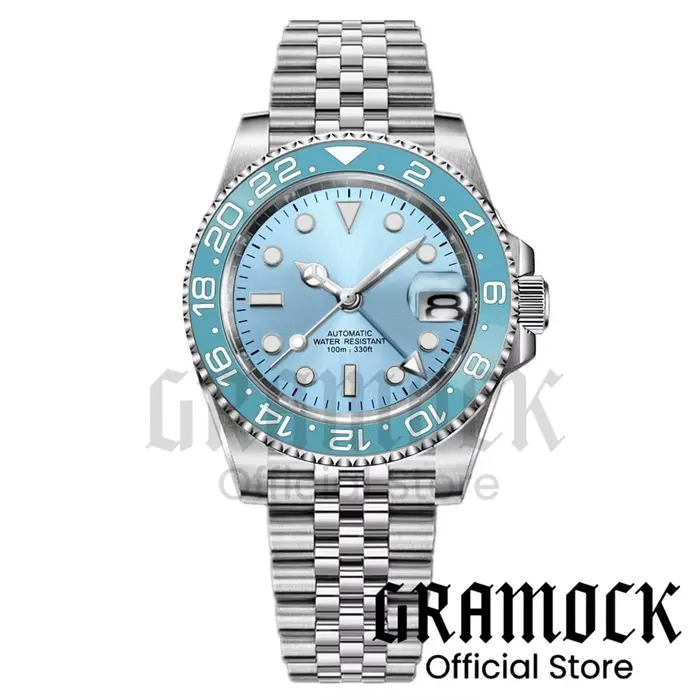 Montre de plongée GMT personnalisée pour homme 40 mm Cadran bleu glacé NH34A Mécanique Luminescent vert Lunette en céramique Saphir Date 100 m Étanche