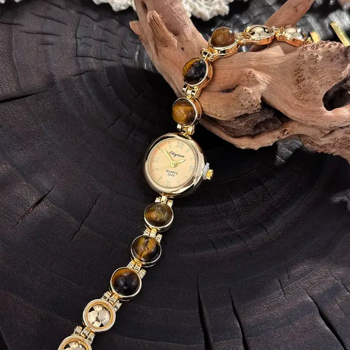 Montre pour femme dorée avec accents en œil de tigre et en calcédoine