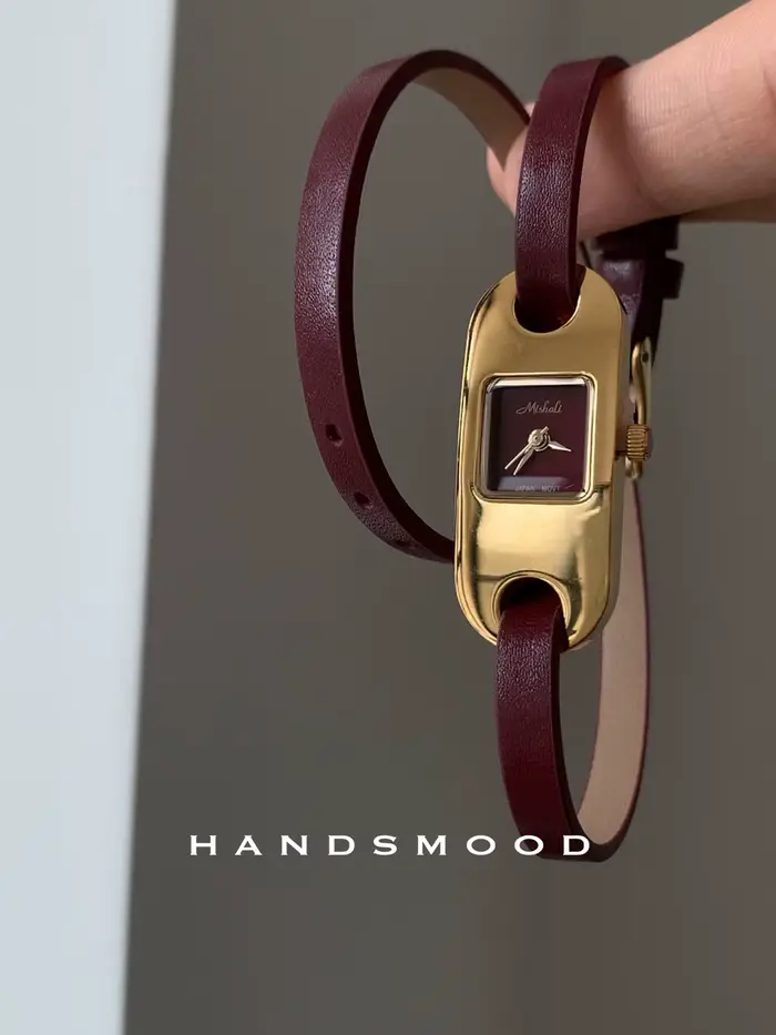 Montre de luxe de haute qualité avec long bracelet rouge