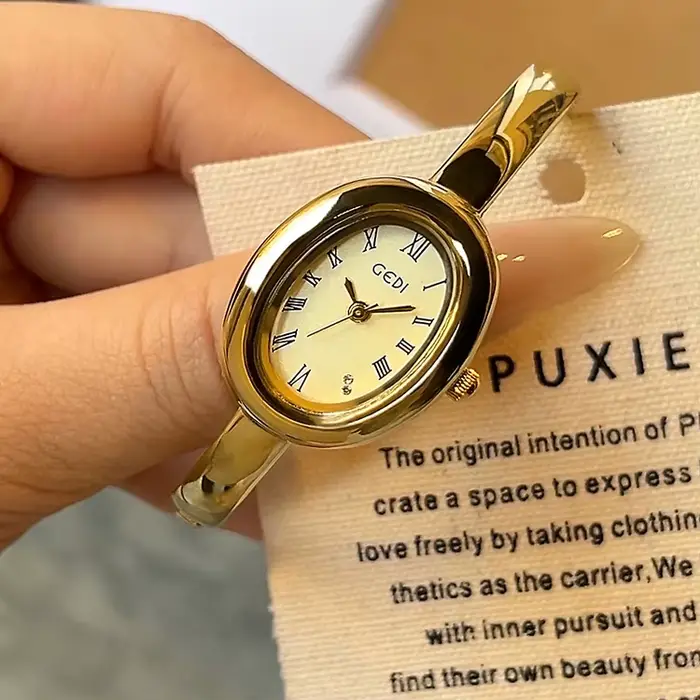 Montre de luxe femme ovale en or forme baignoire bracelet inspiration vintage quartz unique 2025