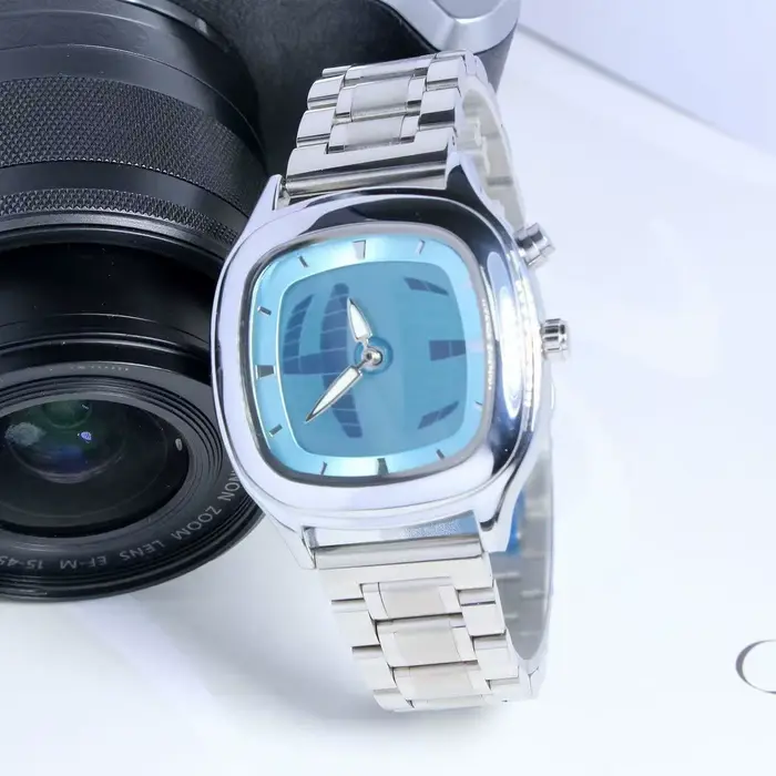 Montre en quartz rouge