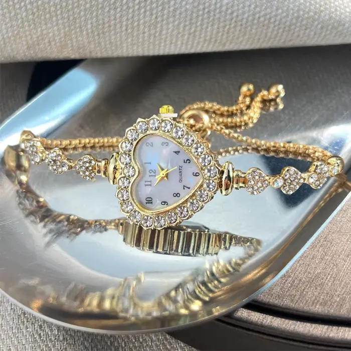 Montre Femme Fleur Cloutée Diamant
