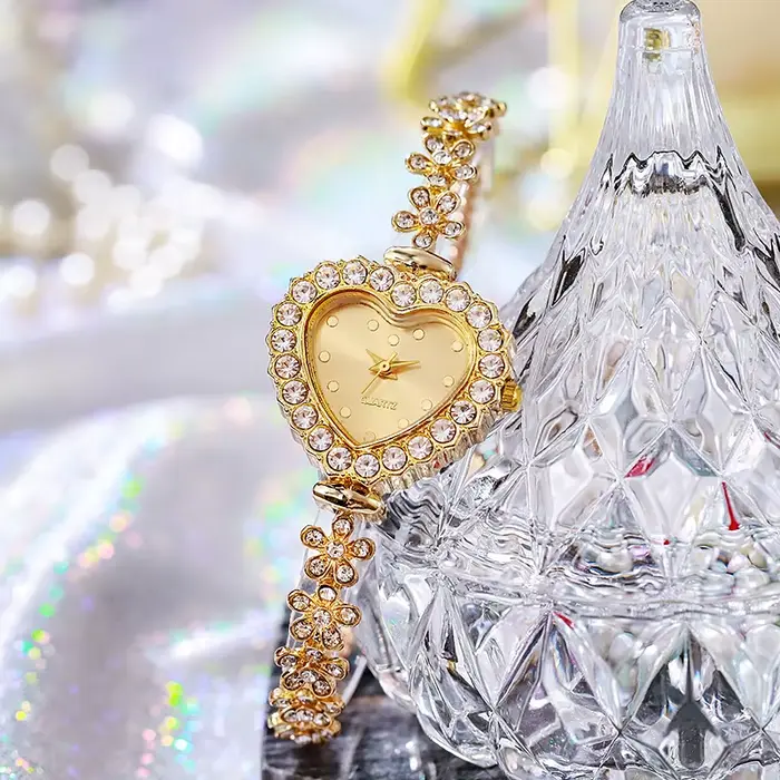 Montre à quartz à cadran en forme de cœur pour femme