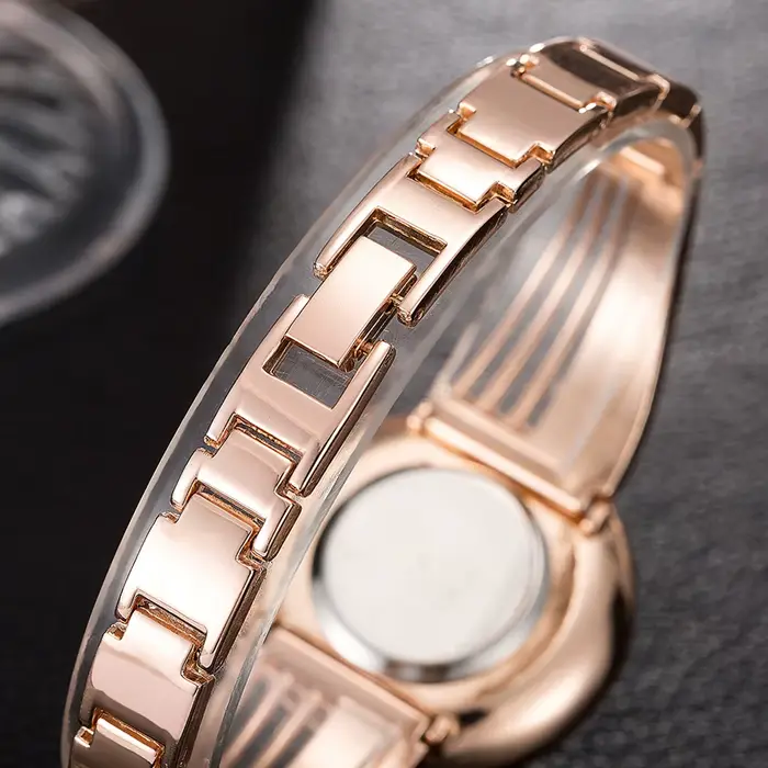 Montre en or rose pour femmes élégante et sophistiquée or rose et bleu pour occasions spéciales et quotidienne