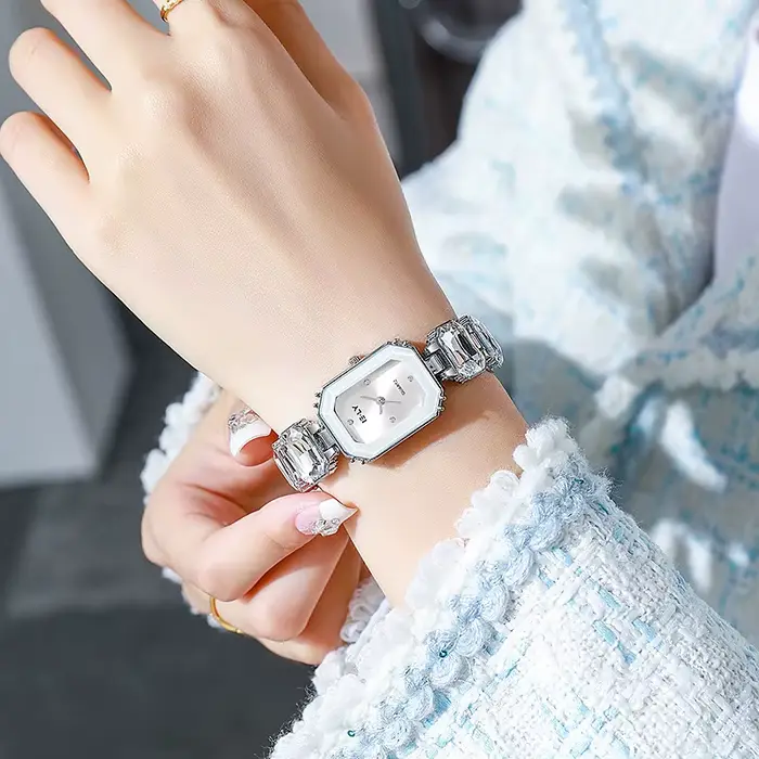 Montre pour femme carrée tendance de la mode petite