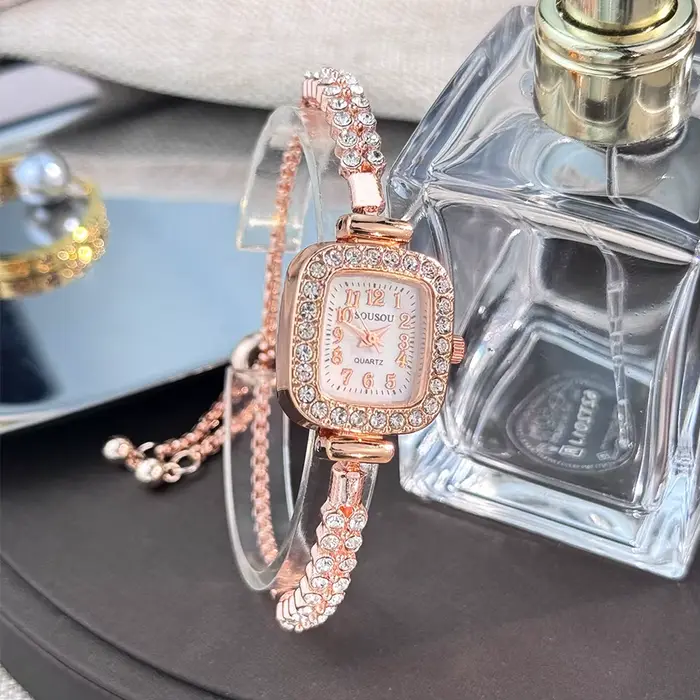 La nouvelle petite montre carrée pour femme comprend un bracelet en diamant à double rangée et des chiffres arabes