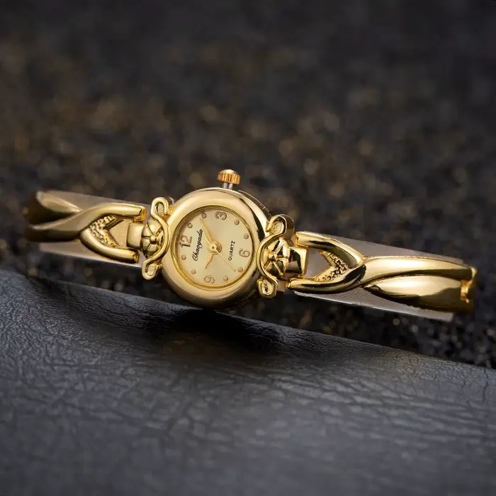 Montres fines en or pour femmes