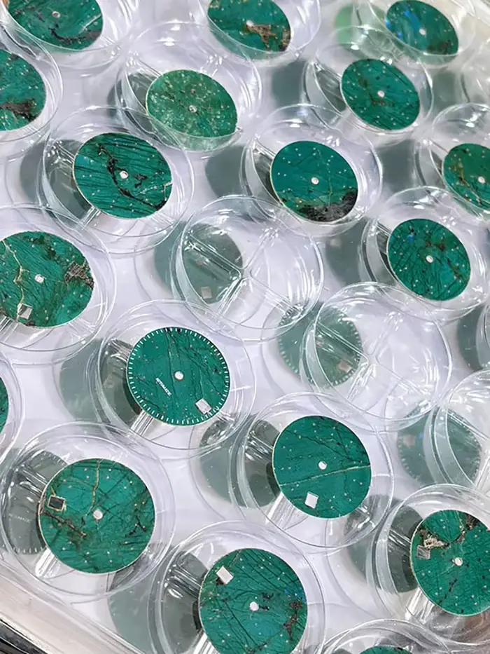 Cadran en pierre de labradorite verte de 28