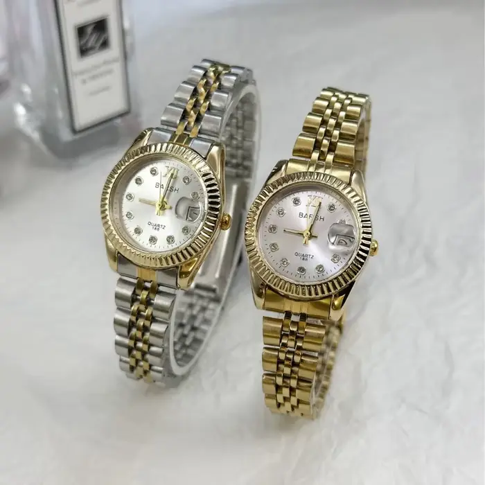 Bande d'acier dorée montre pour femme diamant clouté calendrier