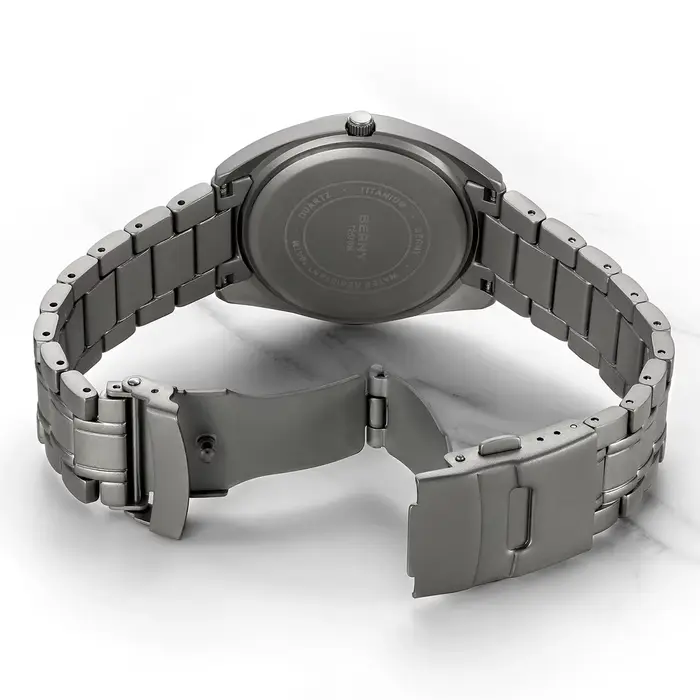 Montre en titane BERNY avec cadran multicolore et bracelet toile pour hommes occasions spéciales et activités en plein air