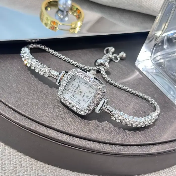 La nouvelle petite montre carrée pour femme comprend un bracelet en diamant à double rangée et des chiffres arabes