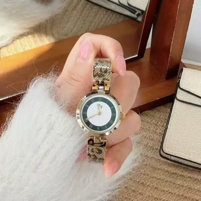 Montre pour femme avec imprimé léopard et cadran vintage décontracté pour toutes les occasions
