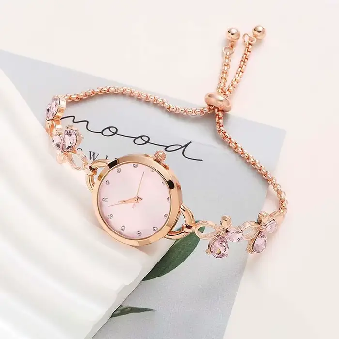 Montre réglable pour femmes avec petit cadran exquis et boucle rétractable pour usage quotidien et occasions spéciales