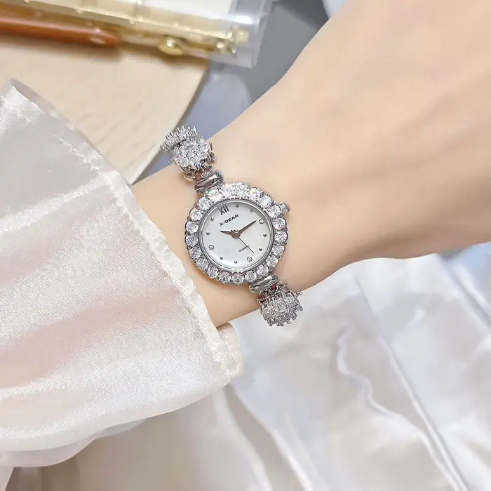 Montre luxueuse avec bracelet en acier inoxydable cadran violet pour femmes occasions spéciales quartz mouvement résistant à l'eau